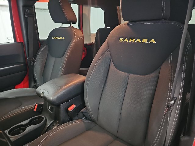 Used 2015 Jeep Wrangler Unlimited Sahara w/ Connectivity Group AWD/4WD image 38
