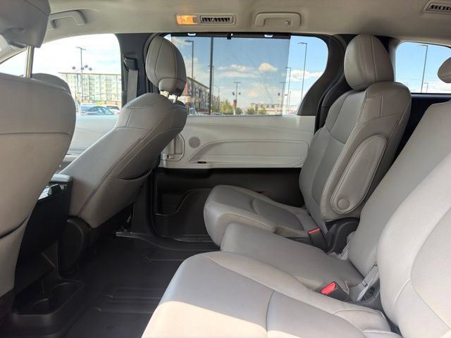 Used 2025 Toyota Sienna XLE FWD image 17
