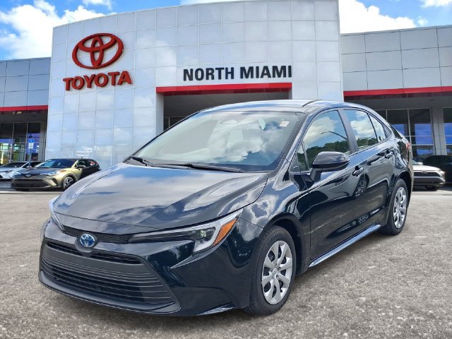 Used 2025 Toyota Corolla LE FWD image 2