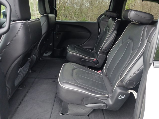 Used 2025 Chrysler Pacifica Limited image 13