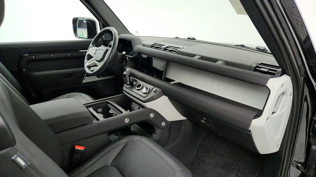 Used 2023 Land Rover Defender 90 SE image 24