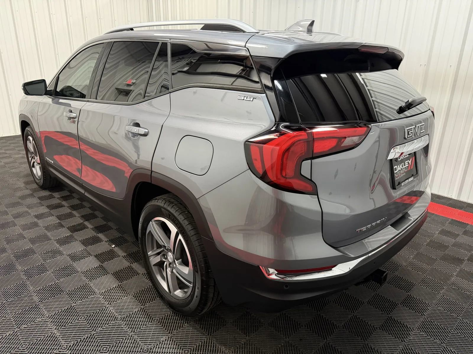 Used 2021 GMC Terrain SLT FWD image 2
