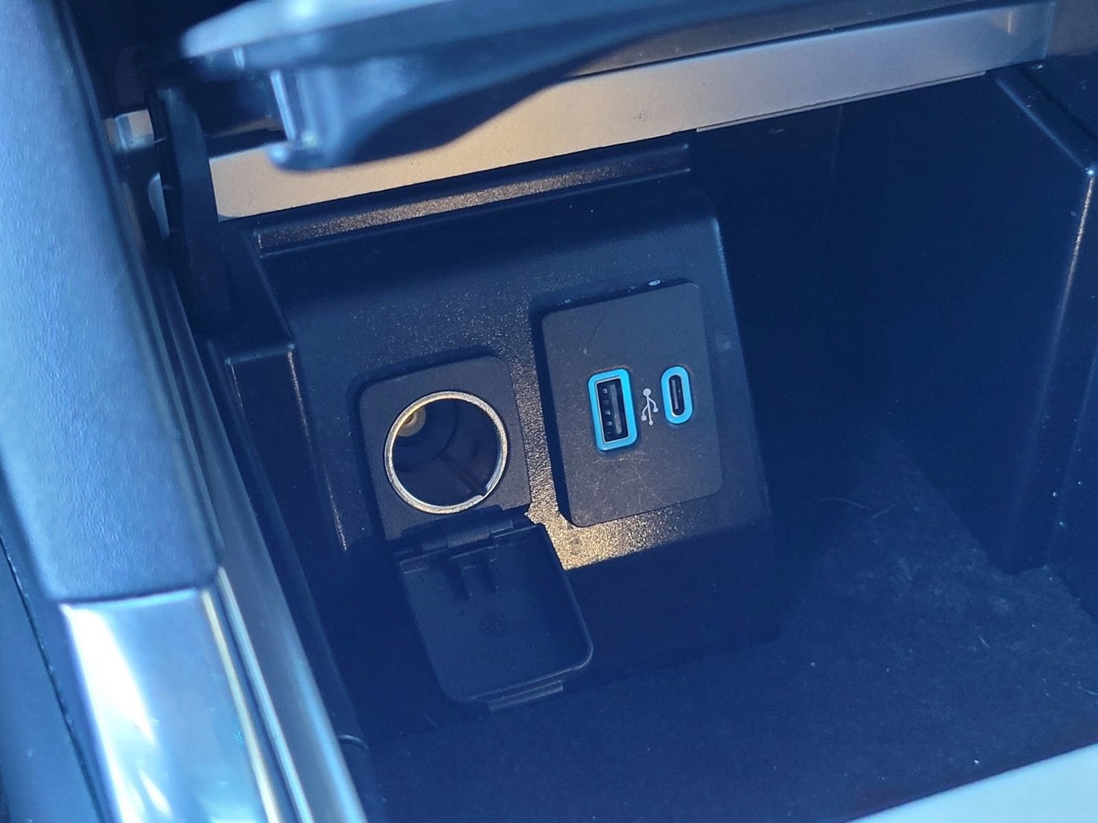 Used 2022 Ford Explorer XLT w/ Equipment Group 202A image 24