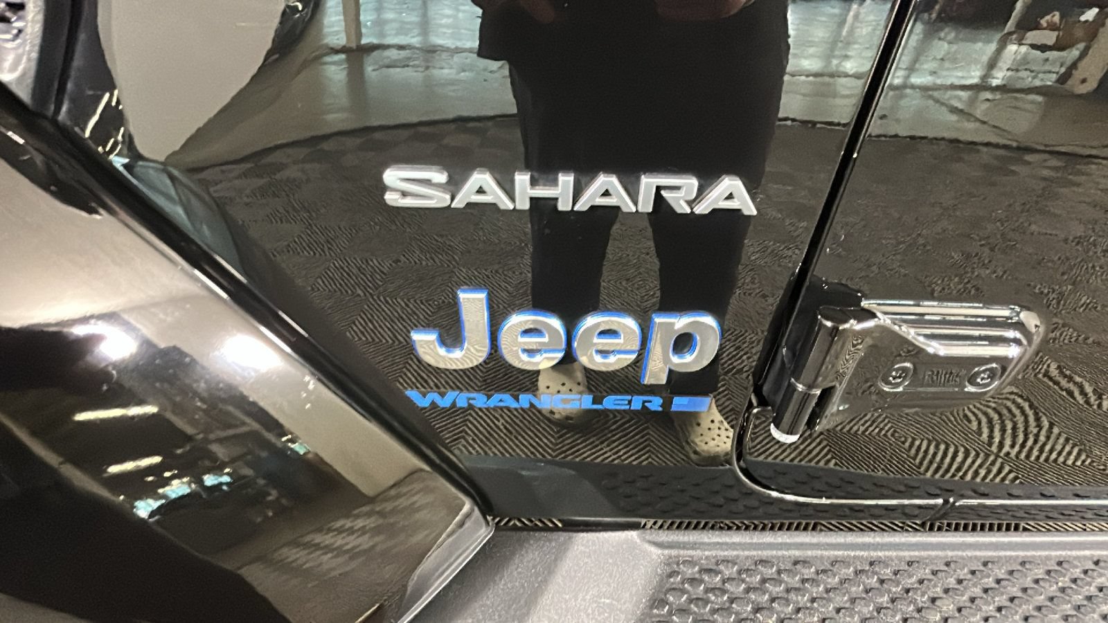 Used 2023 Jeep Wrangler Unlimited Sahara w/ Cold Weather Group AWD/4WD image 11