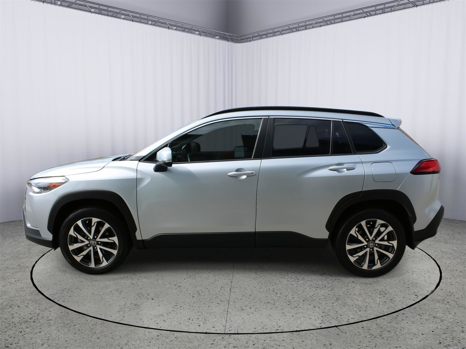 Used 2022 Toyota Corolla Cross XLE w/ Convenience Package FWD image 5