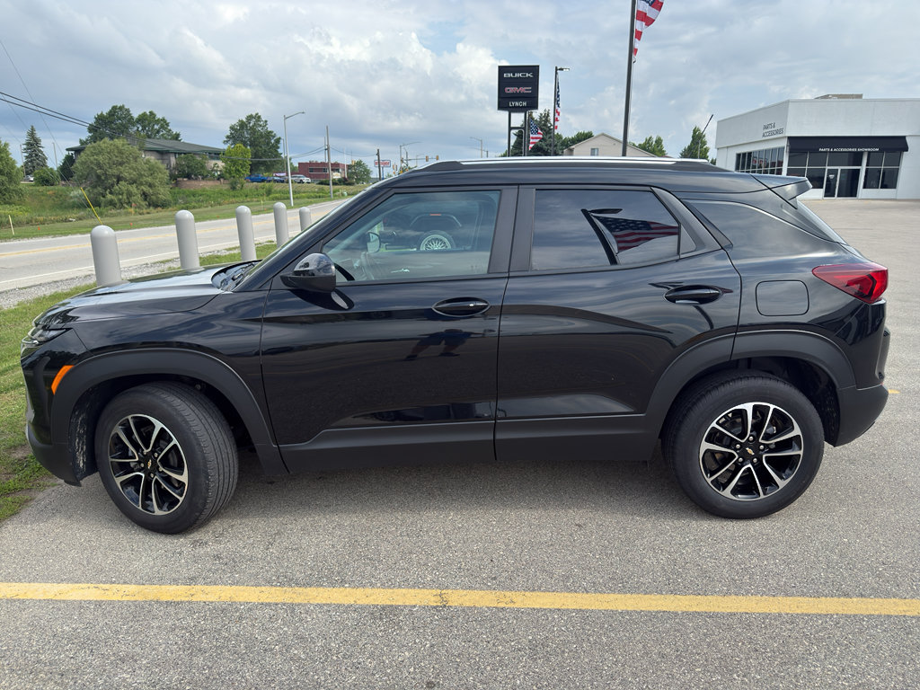 Used 2024 Chevrolet TrailBlazer LT w/ LT Cold Weather Package AWD/4WD image 3