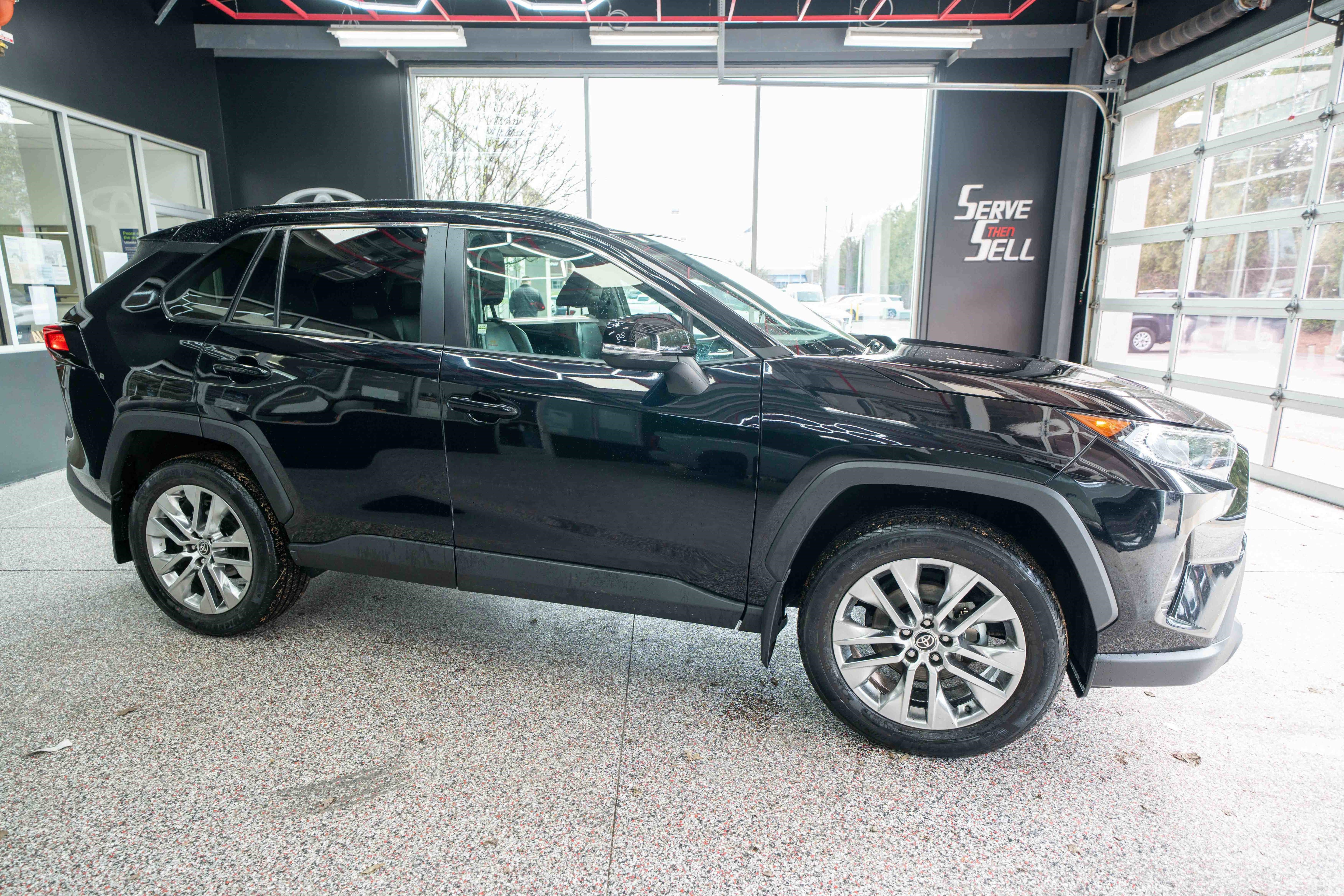 Used 2021 Toyota RAV4 XLE Premium image 5