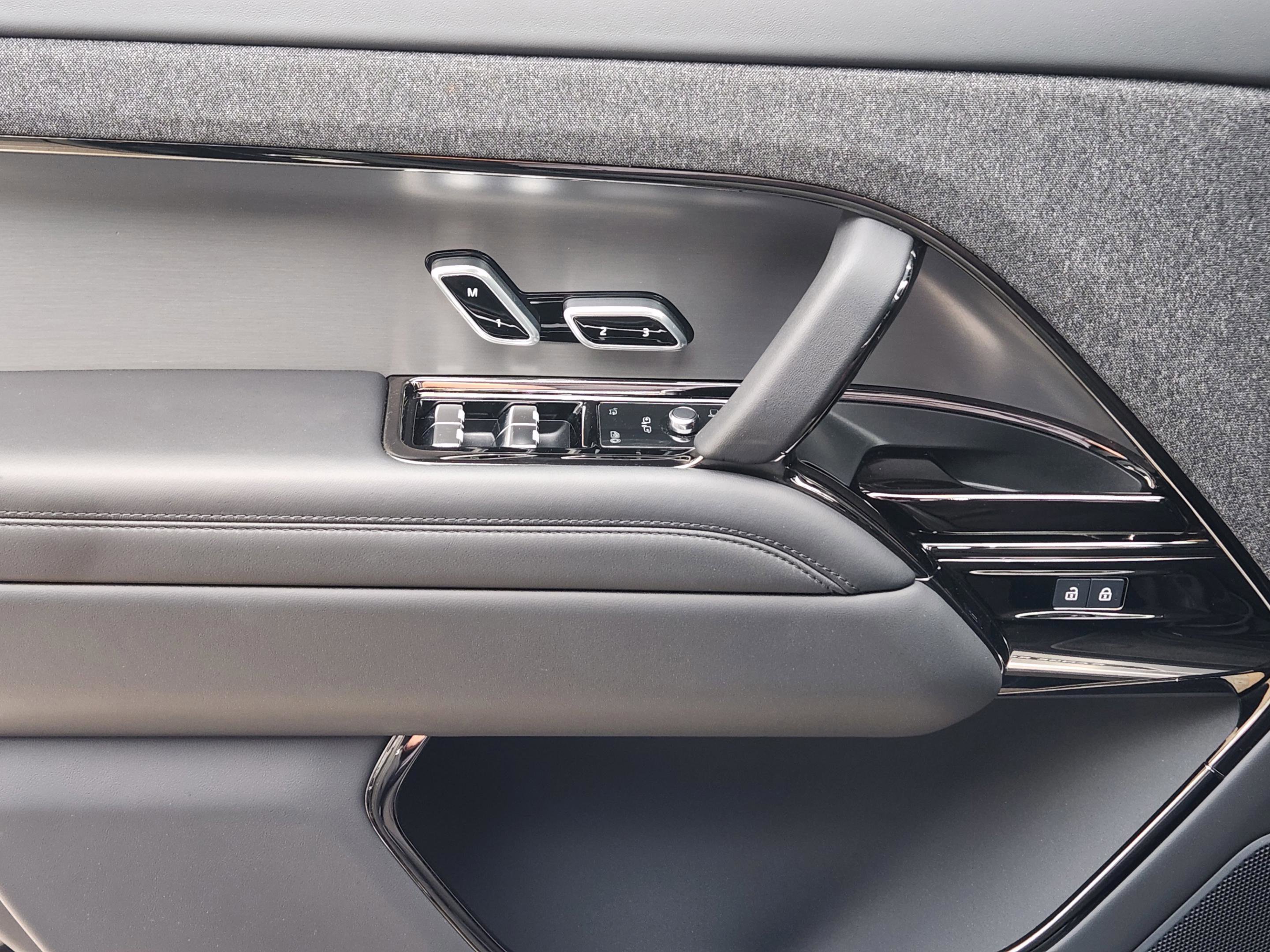 Used 2025 Land Rover Range Rover Sport SE AWD/4WD image 22