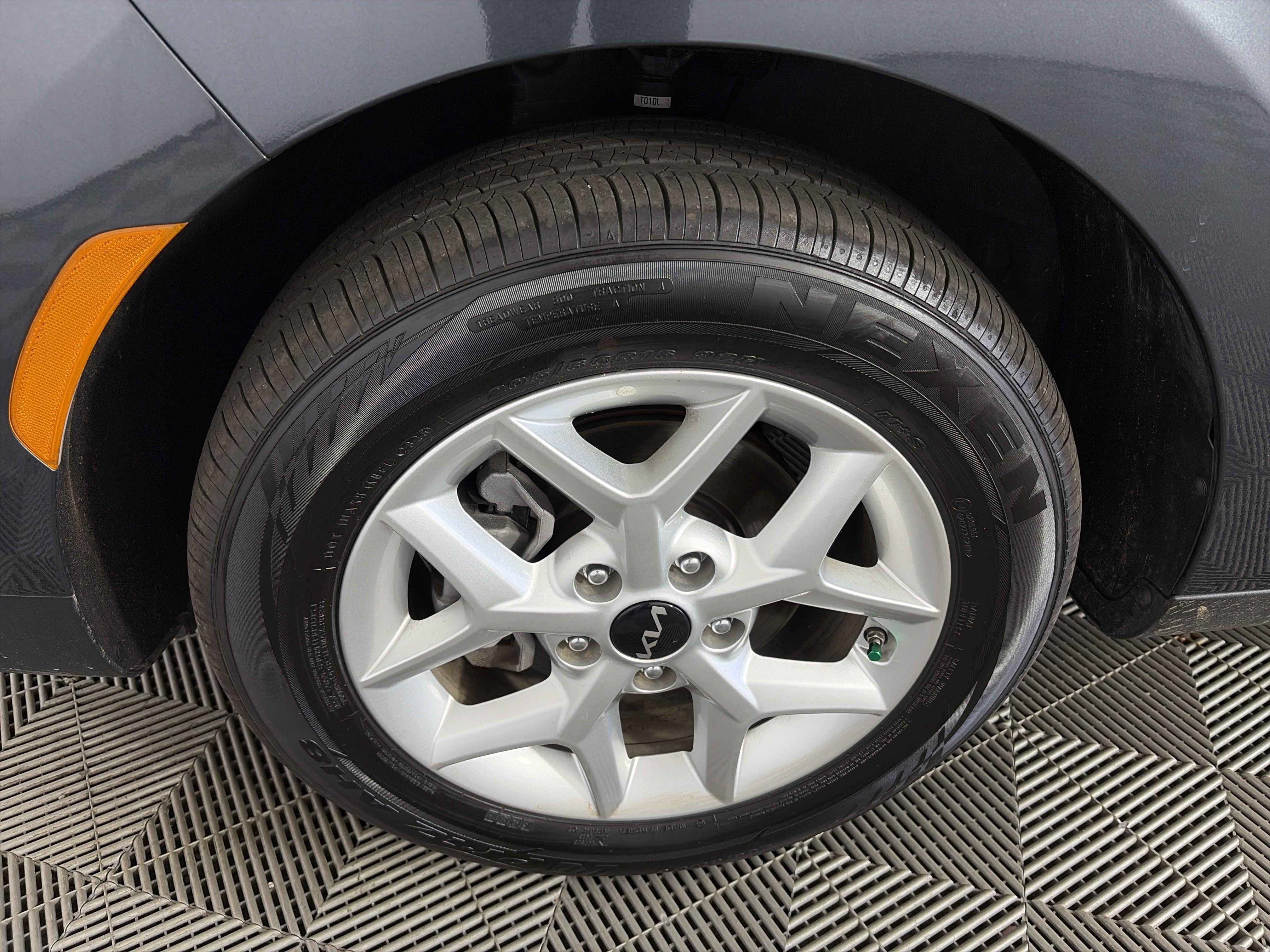 Used 2025 Kia Soul LX w/ LX Technology Package FWD image 12