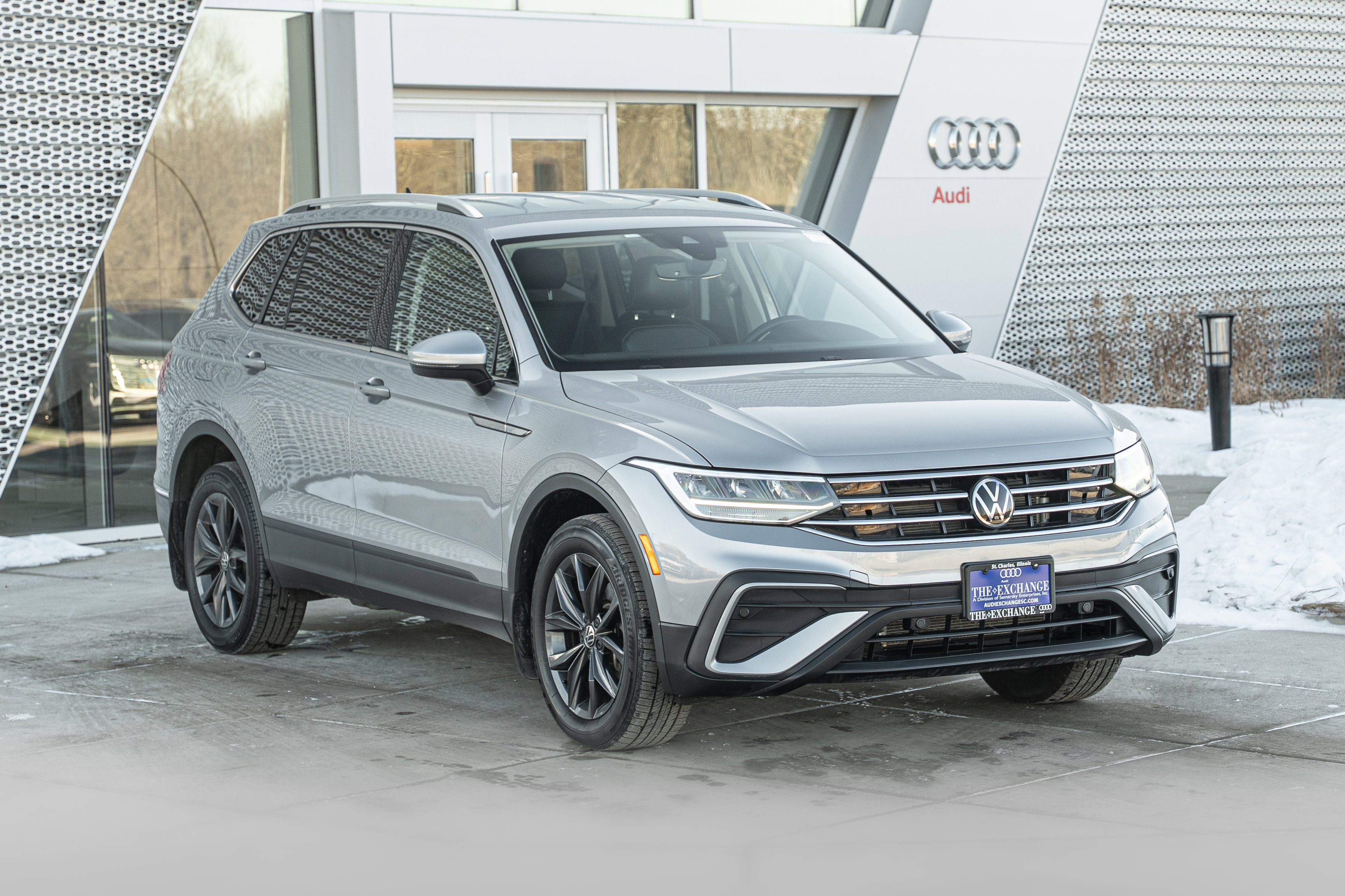Used 2023 Volkswagen Tiguan SE image 2