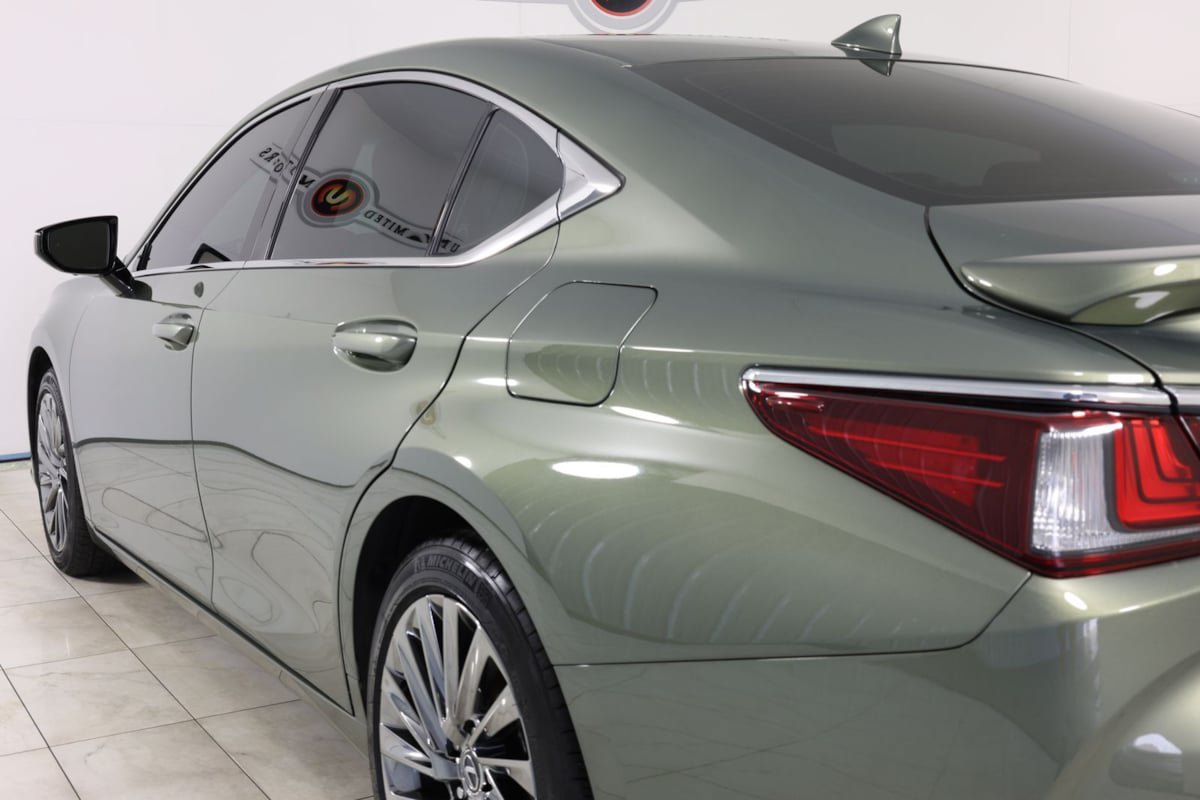 Used 2024 Lexus ES 300h Ultra Luxury w/ Accessory Package (Z2) FWD image 49