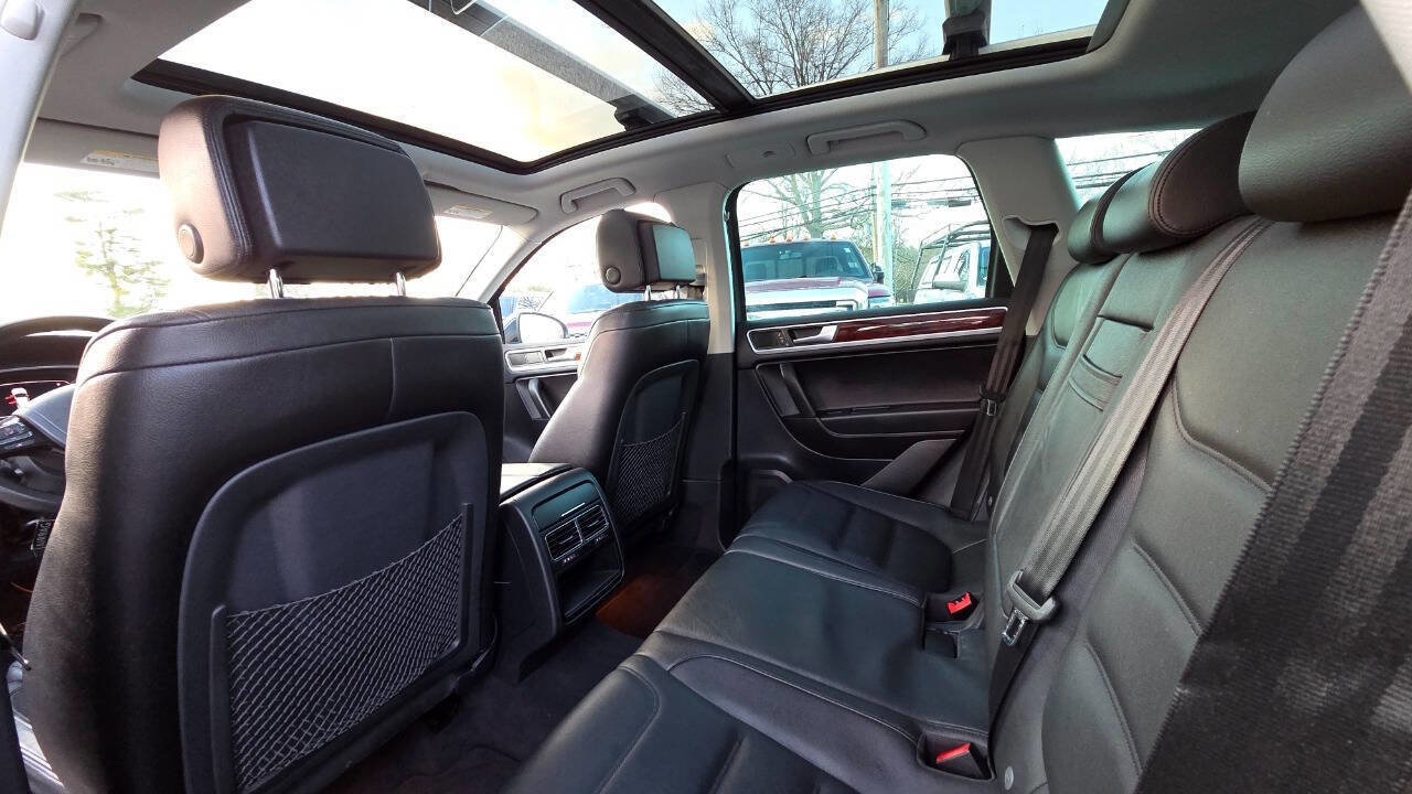 Used 2012 Volkswagen Touareg VR6 image 32