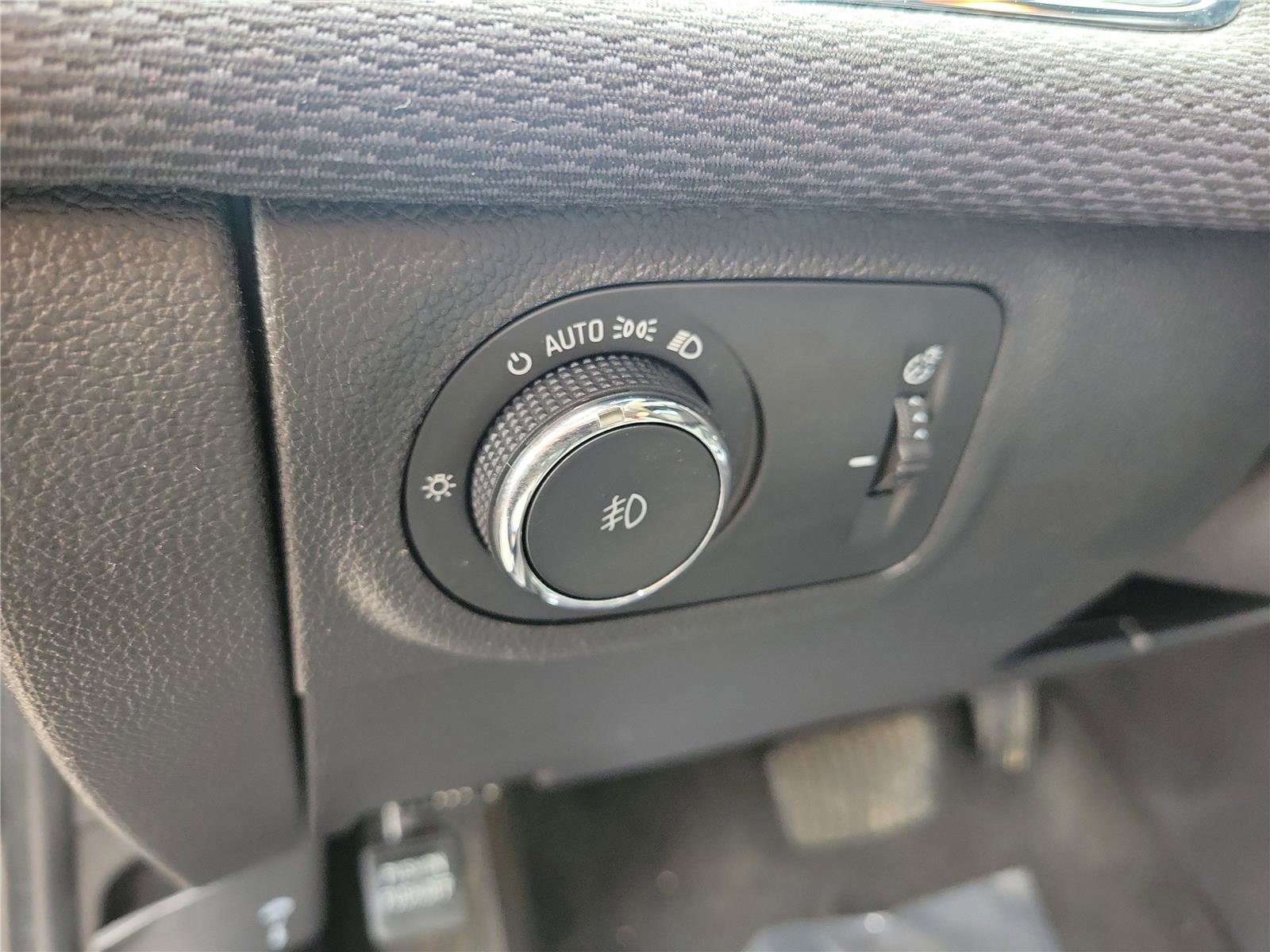 Used 2017 Chevrolet Cruze LT w/ Convenience Package image 18