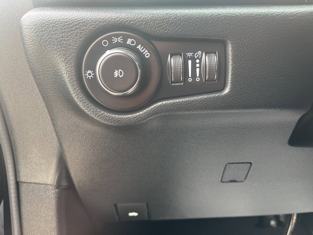 Used 2025 Chrysler Pacifica Limited image 12