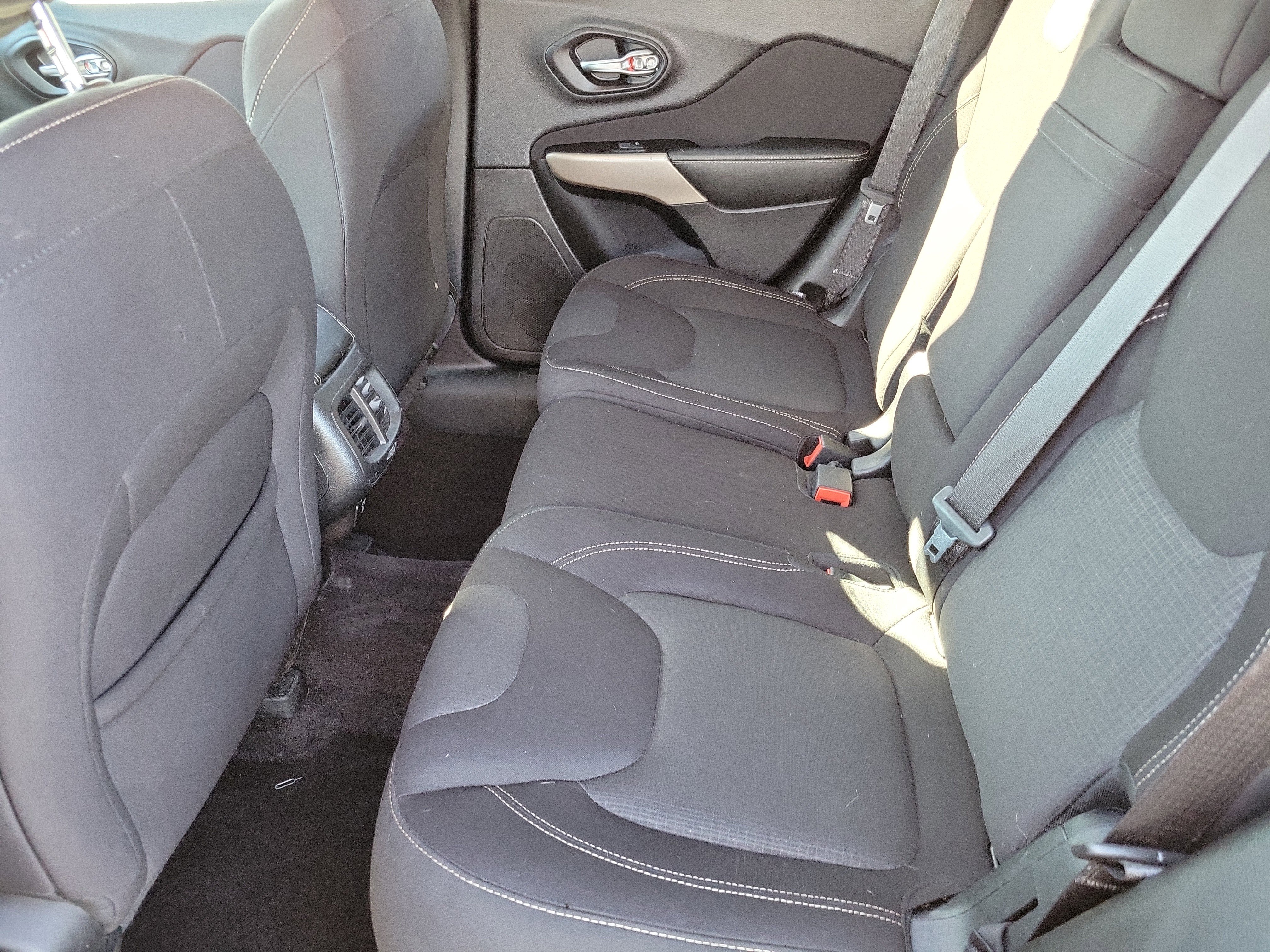 Used 2017 Jeep Cherokee Latitude w/ Cold Weather Group image 16