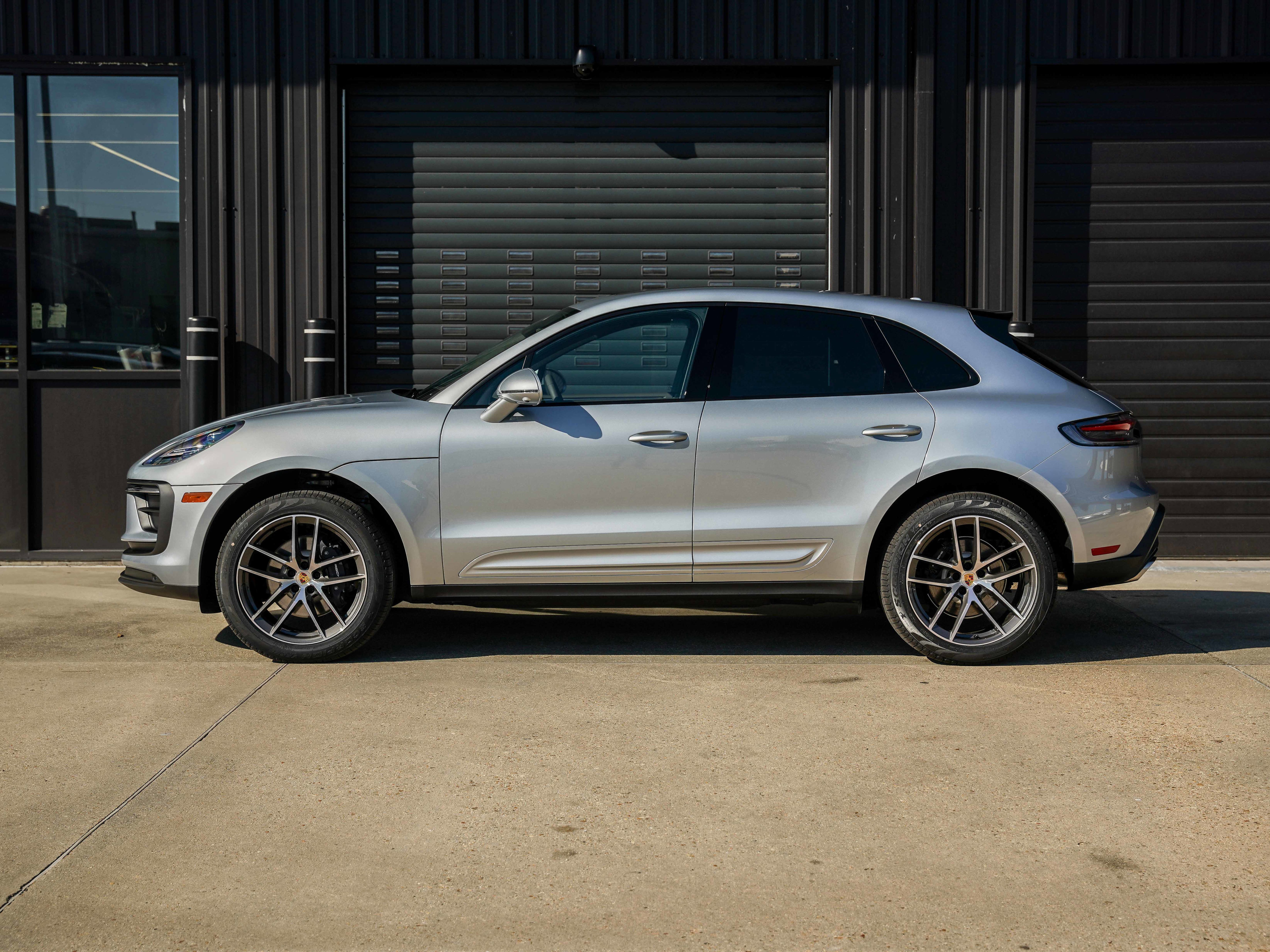 Certified 2025 Porsche Macan image 2