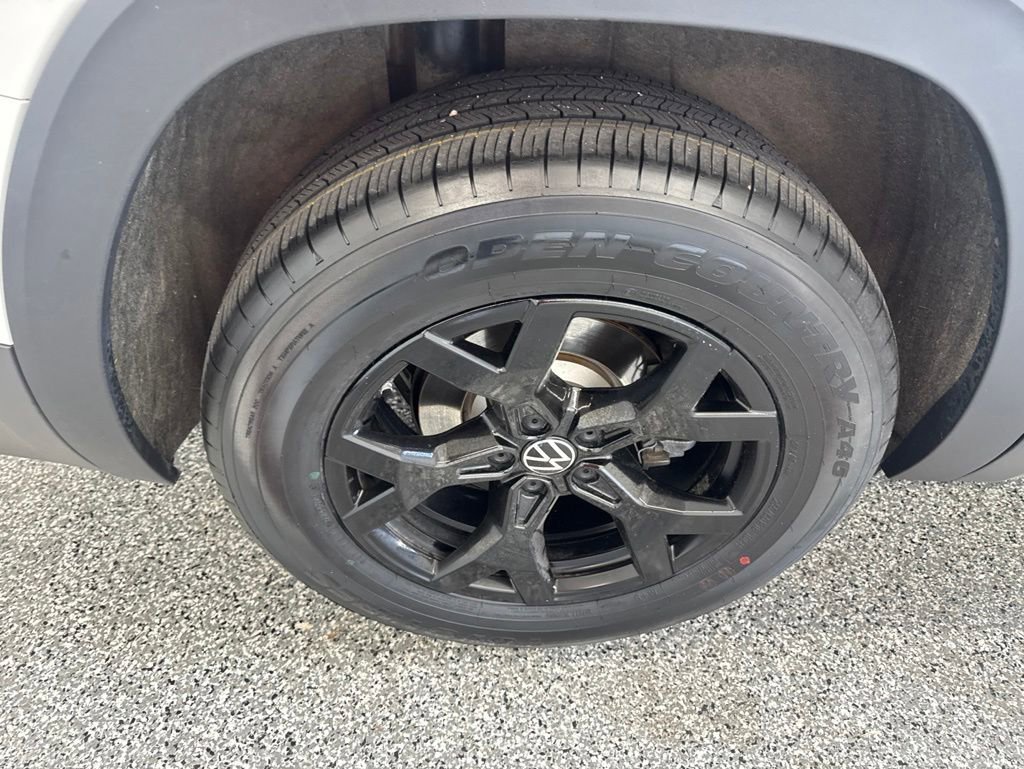 Certified 2025 Volkswagen Atlas Peak Edition SE AWD/4WD image 17