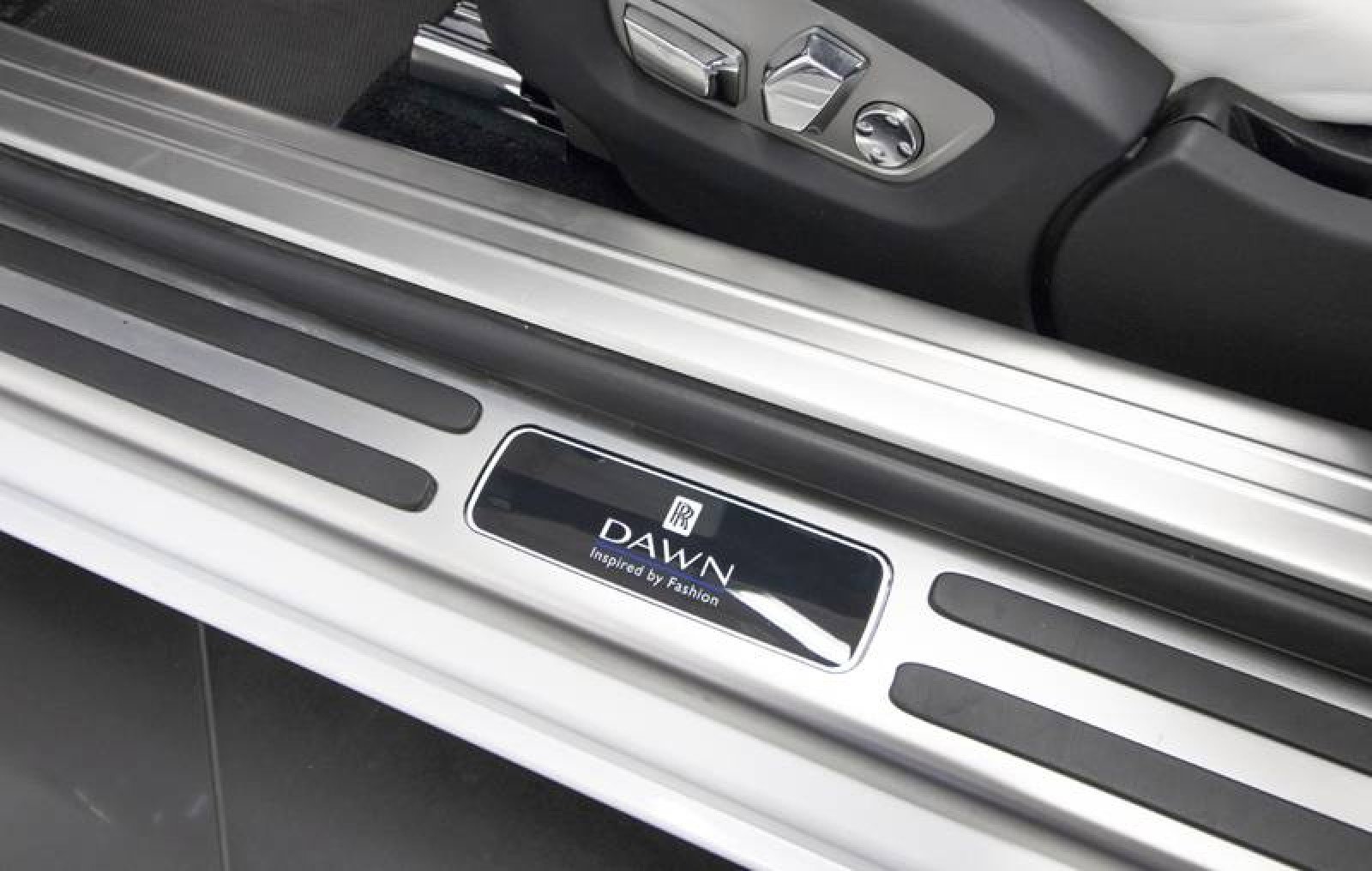 Used 2017 Rolls-Royce Dawn image 45