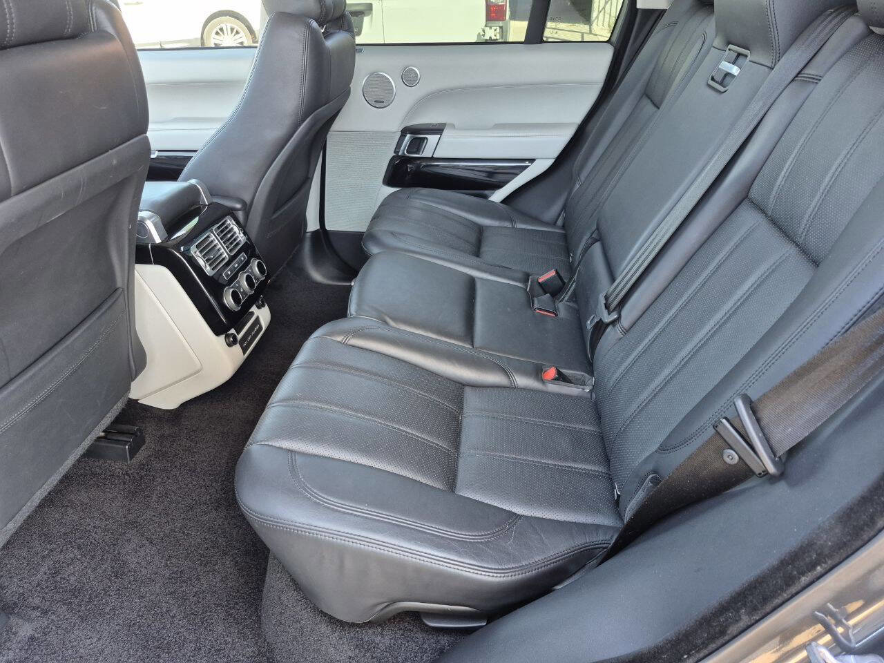 Used 2017 Land Rover Range Rover HSE image 16