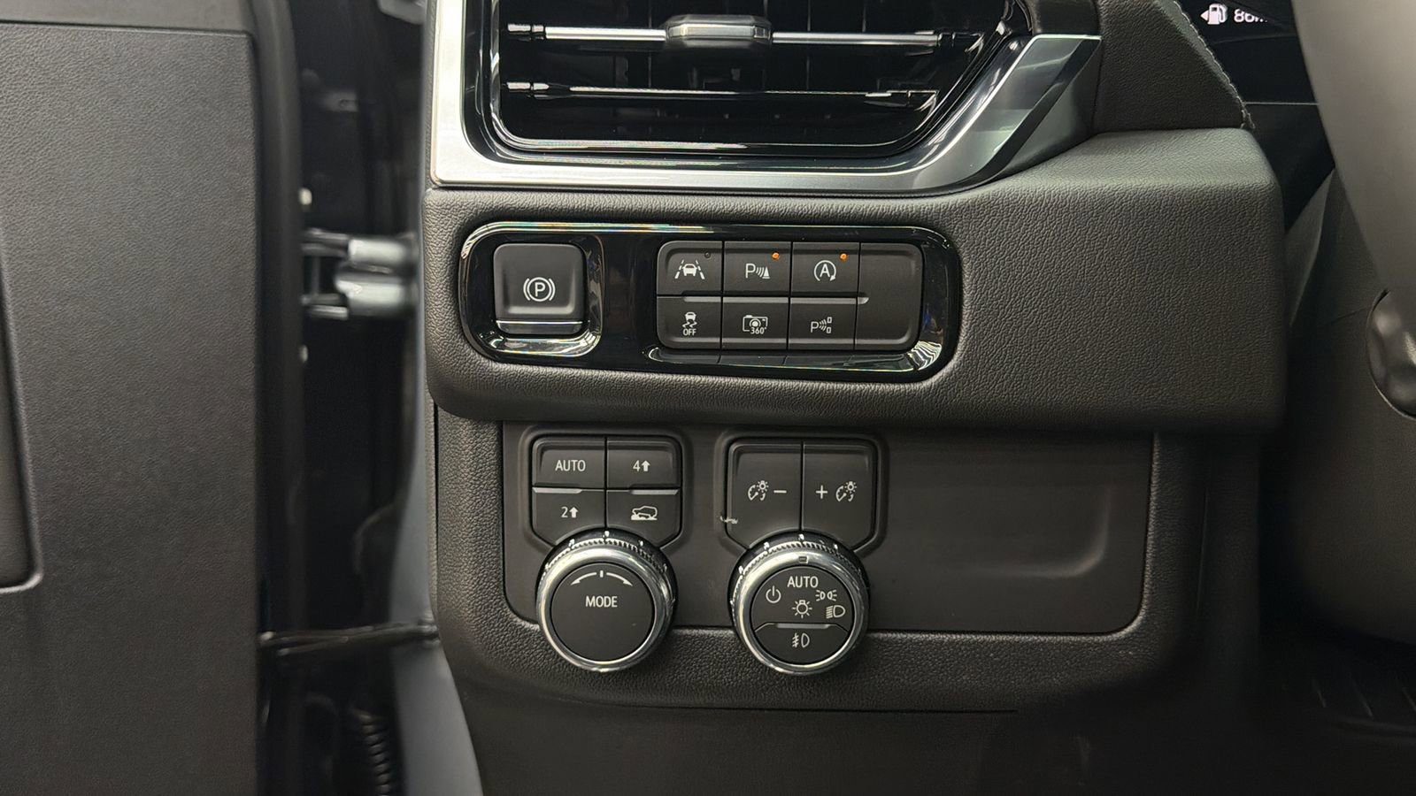 Used 2026 GMC Yukon Denali w/ Sun & Power Step Package AWD/4WD image 23