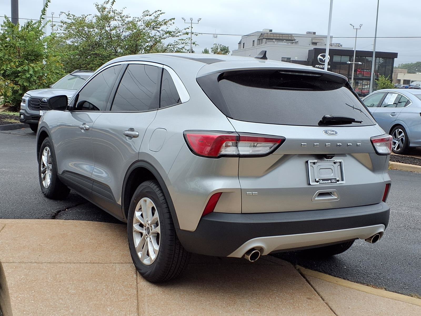 Used 2022 Ford Escape SE FWD image 2