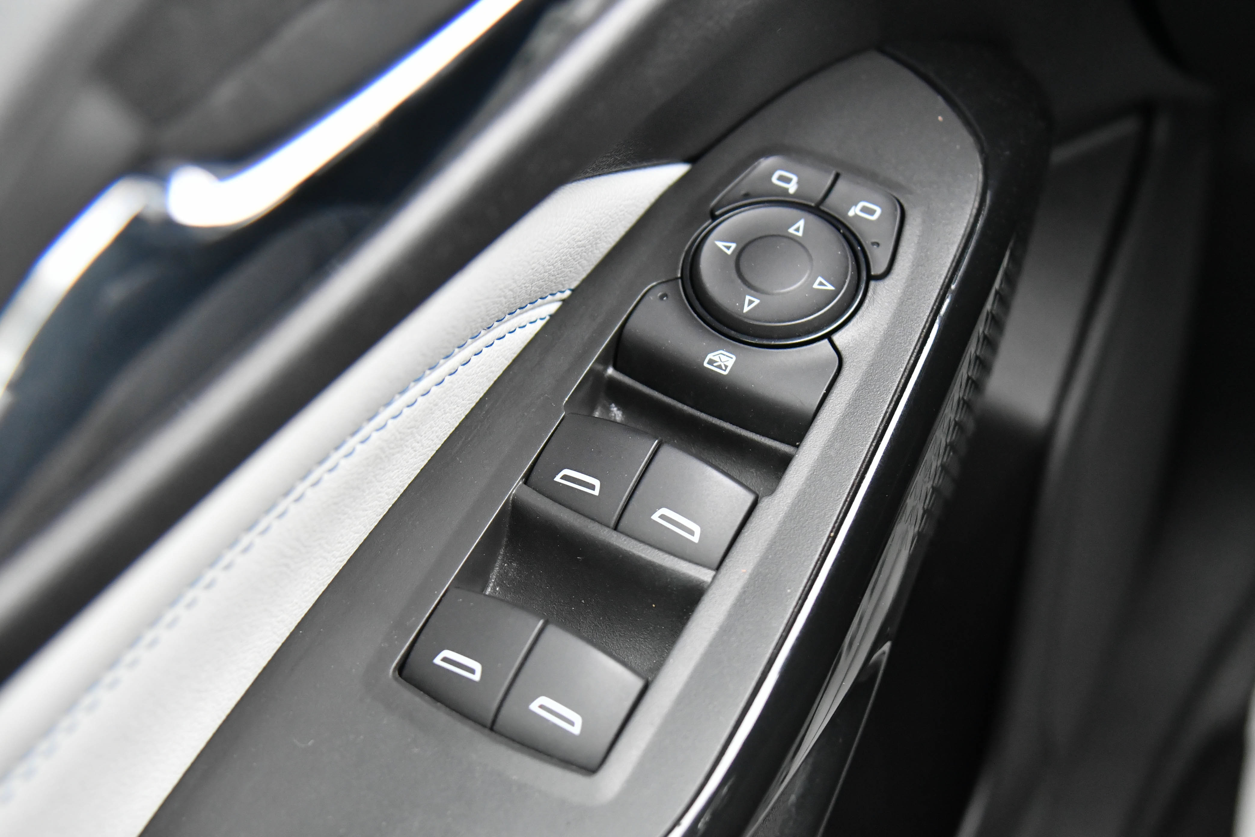 Used 2025 Chevrolet Trax LT FWD image 33