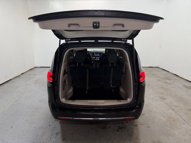 Used 2023 Chrysler Pacifica Touring-L FWD image 9