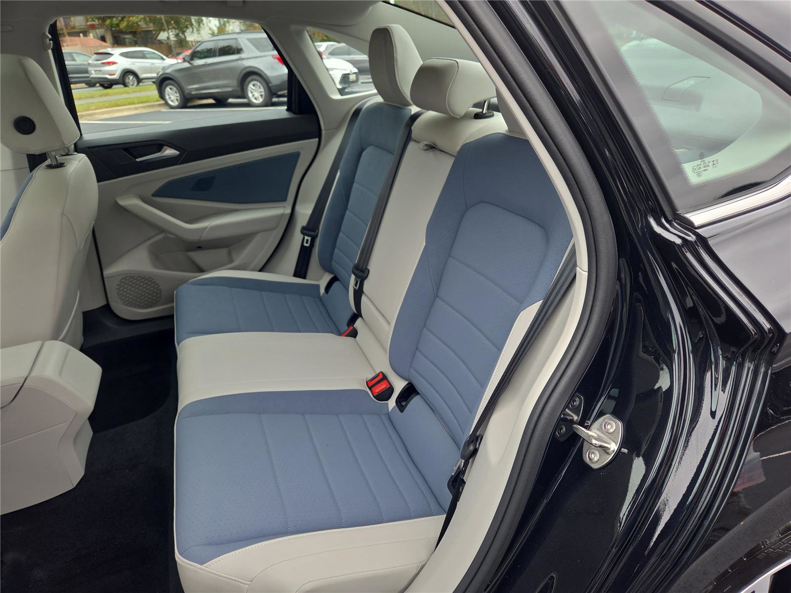 Certified 2025 Volkswagen Jetta SE w/ Sunroof Package image 25