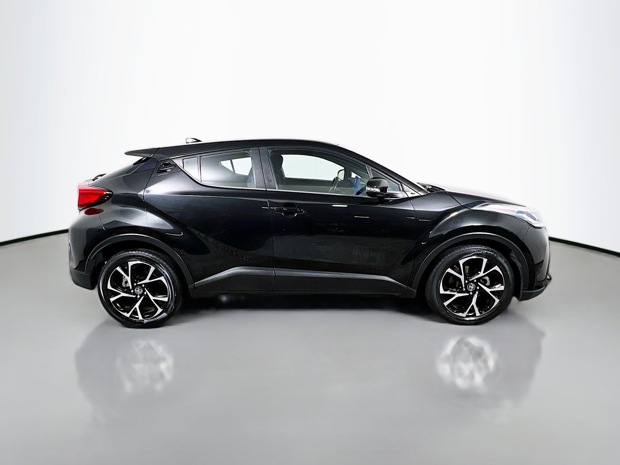 Used 2021 Toyota C-HR XLE image 3