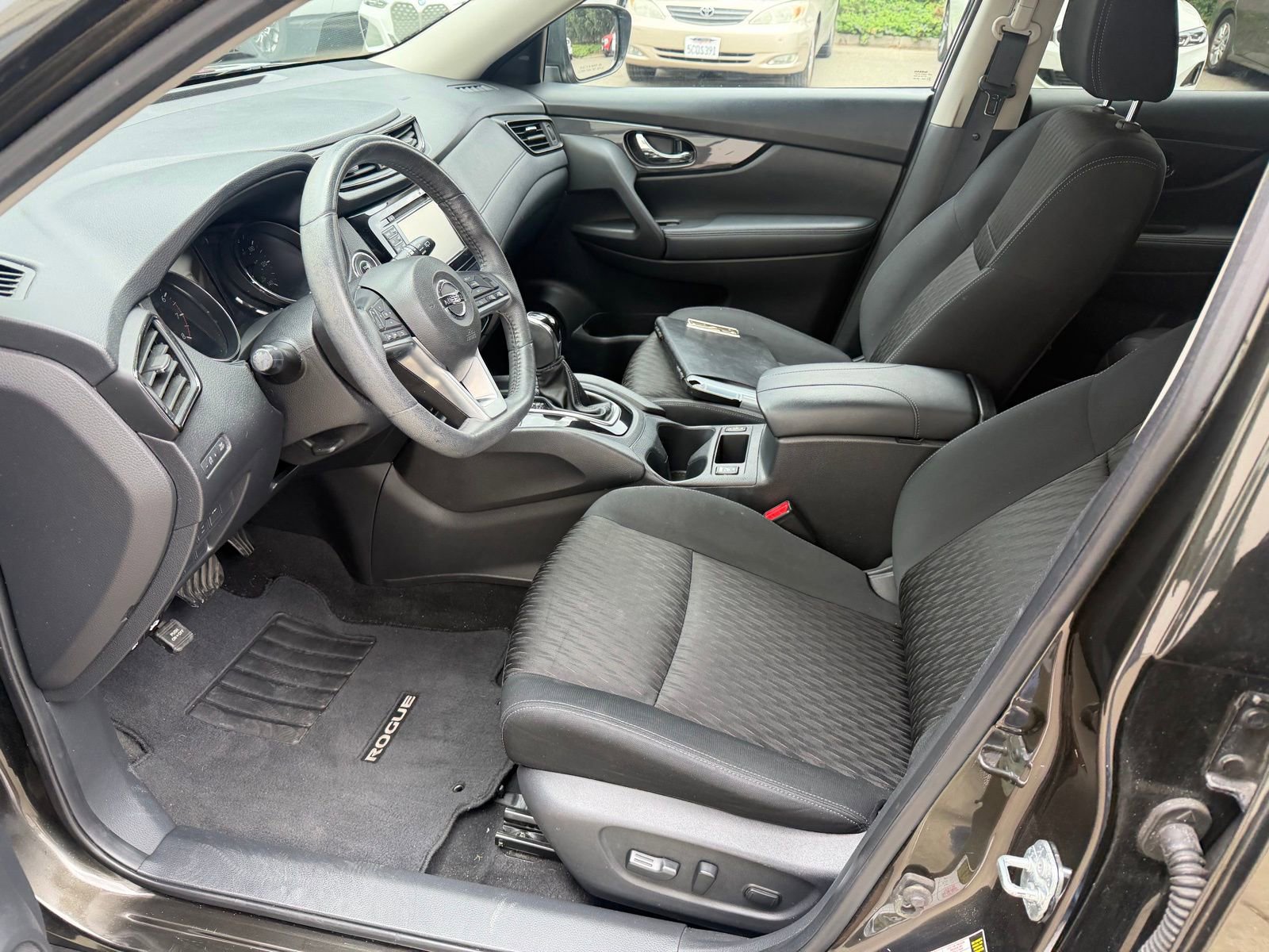 Used 2017 Nissan Rogue SV w/ SV Premium Package image 10