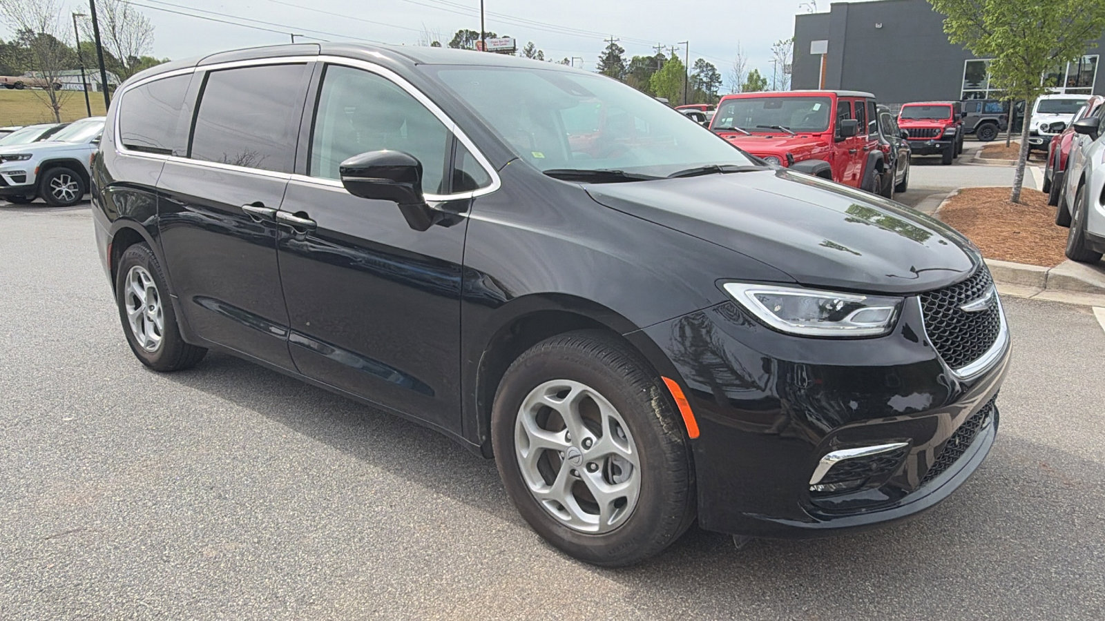 Used 2024 Chrysler Pacifica Limited image 5