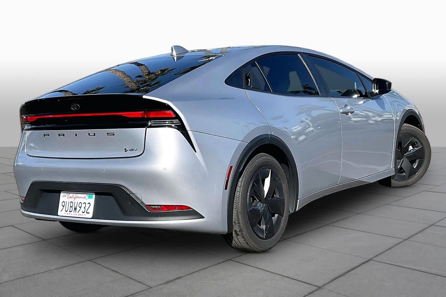 Certified 2025 Toyota Prius LE FWD image 12
