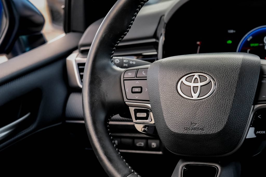 Used 2025 Toyota Camry SE FWD image 15