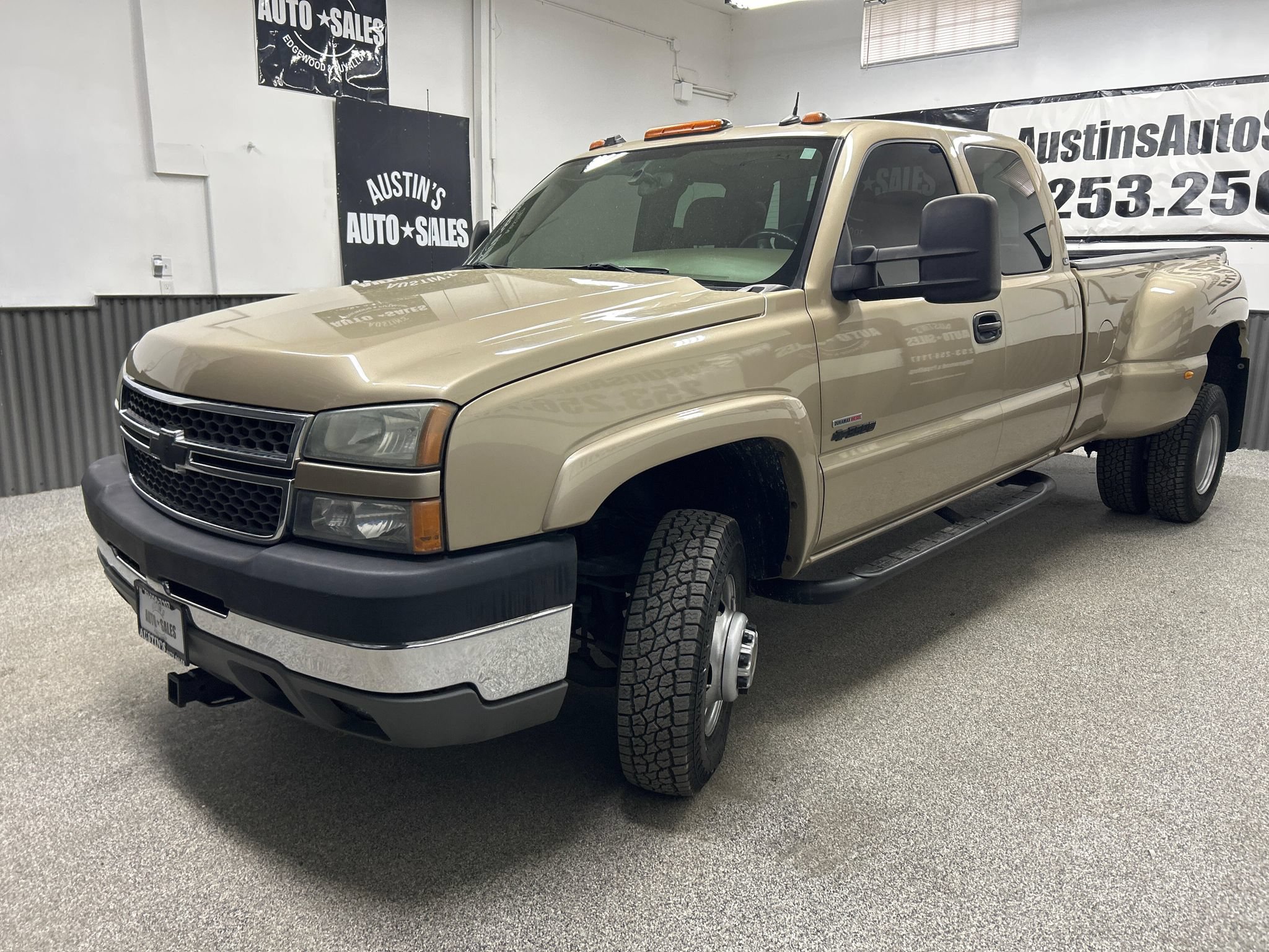 Used 2005 Chevrolet Silverado 3500 LS w/ Heavy-Duty Power Package AWD/4WD image 3