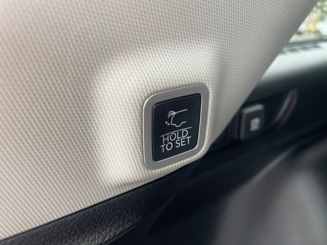 Used 2023 Jeep Grand Cherokee Limited w/ Black Appearance Package image 41