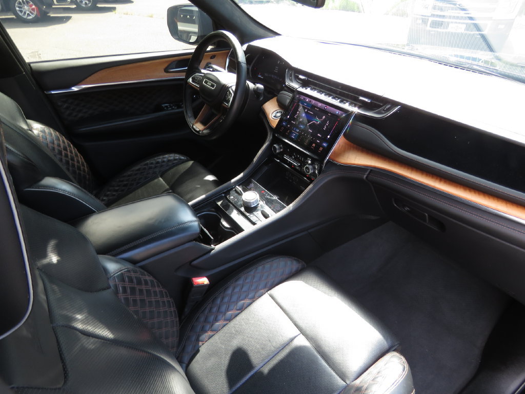 Used 2023 Jeep Grand Cherokee Summit AWD/4WD image 14