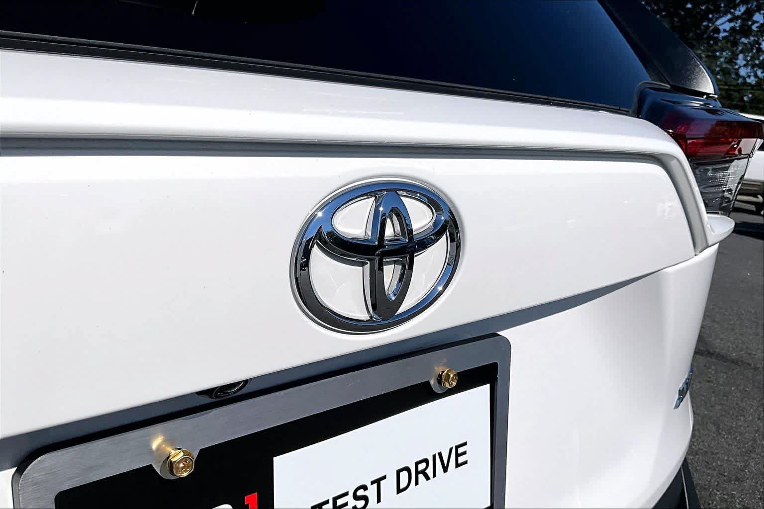 Used 2023 Toyota RAV4 XLE w/ Convenience Package FWD image 31