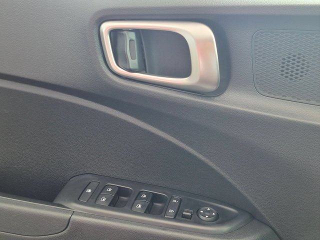Used 2025 Hyundai Venue SEL FWD image 13
