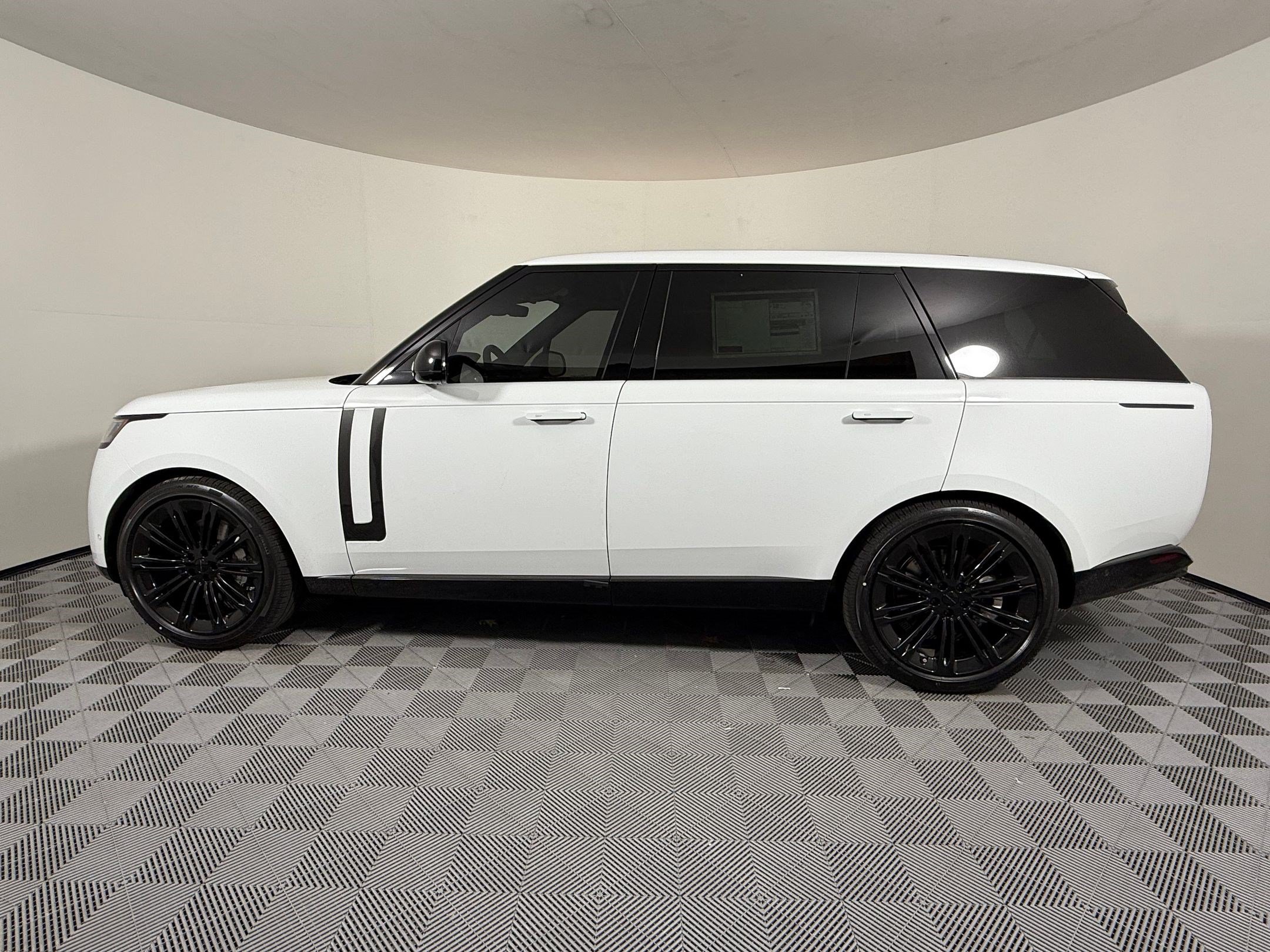 New 2026 Land Rover Range Rover Long Wheelbase SE AWD/4WD image 2