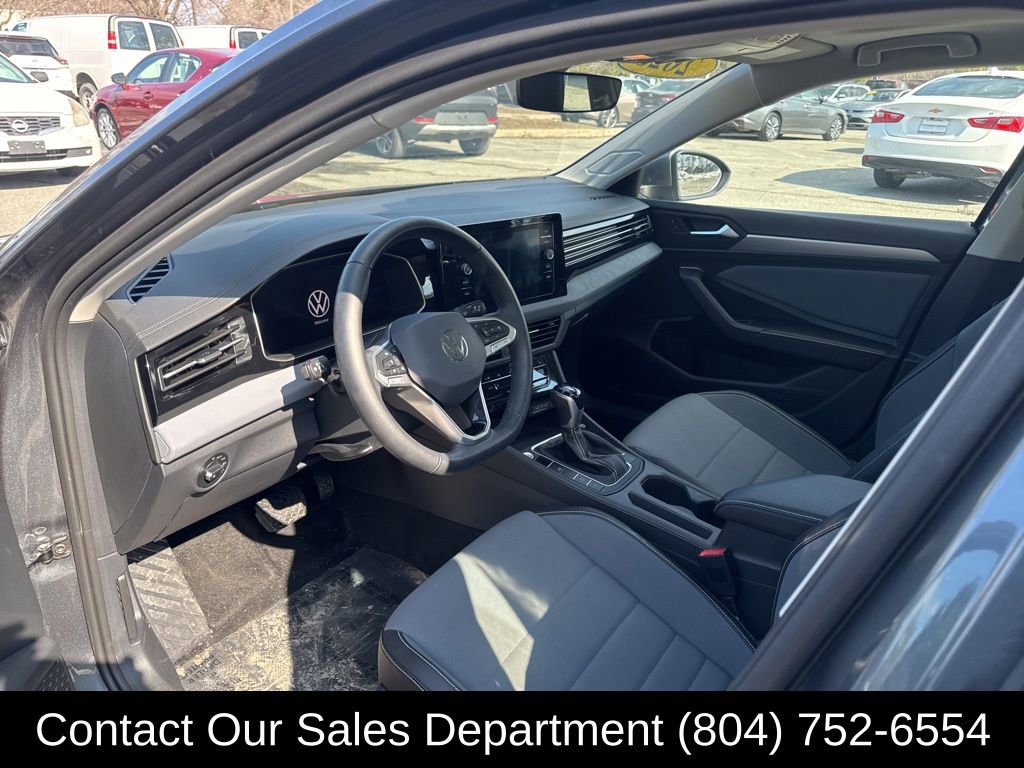 Used 2025 Volkswagen Jetta SE FWD image 11