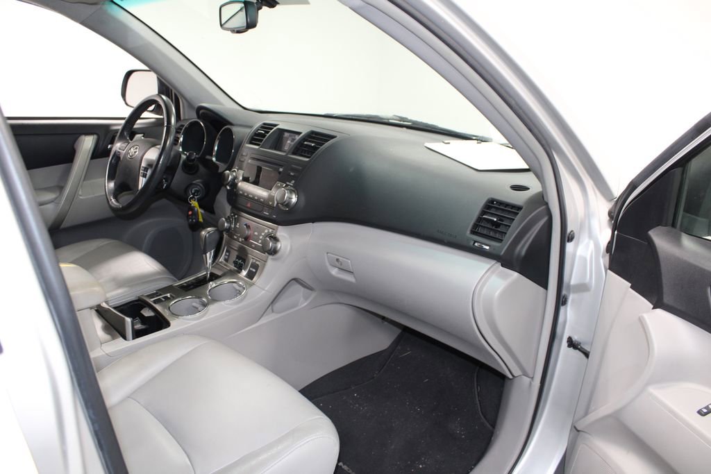 Used 2012 Toyota Highlander SE image 23