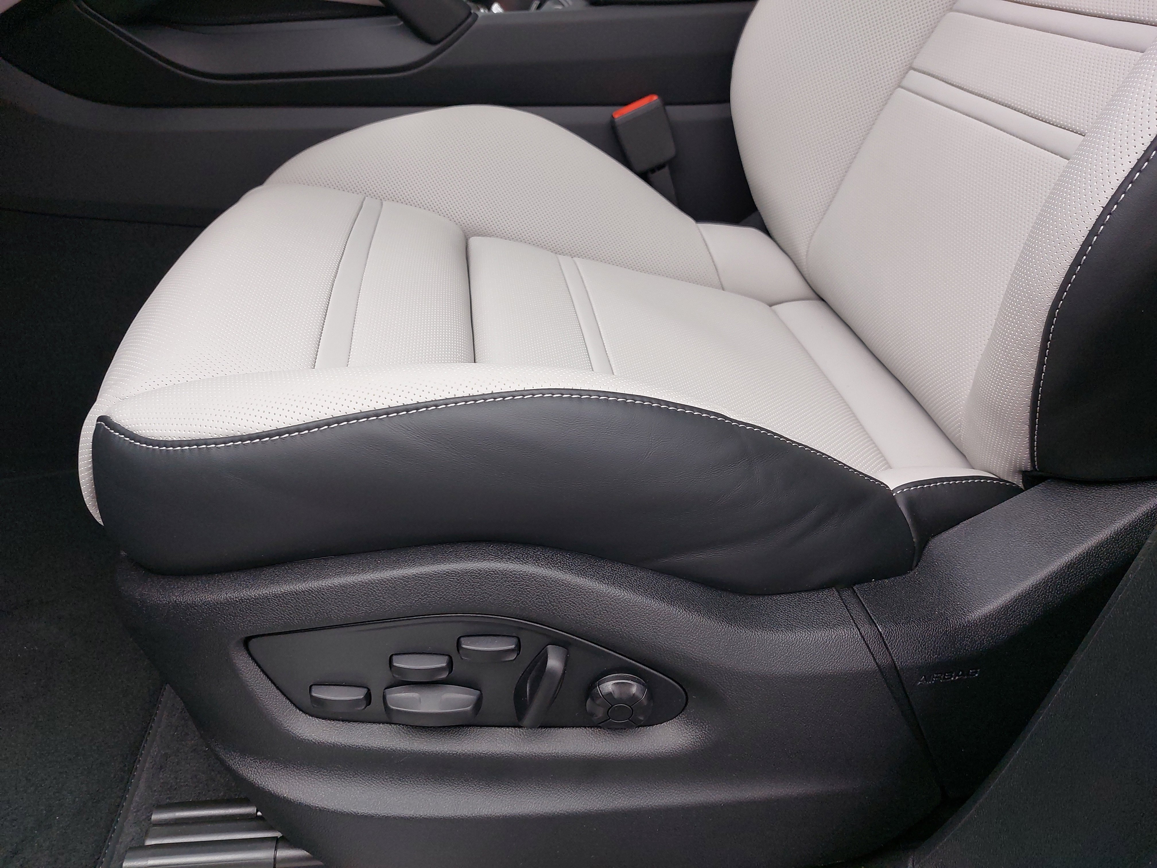 New 2025 Porsche Cayenne Coupe image 31