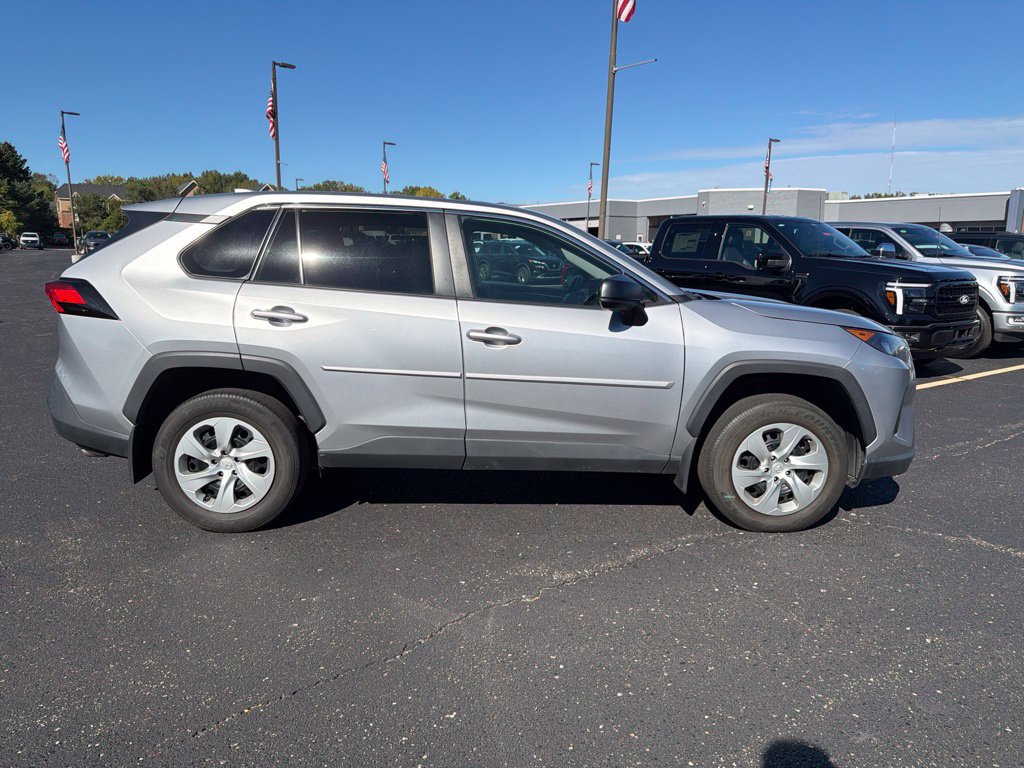 Used 2022 Toyota RAV4 LE AWD/4WD image 4