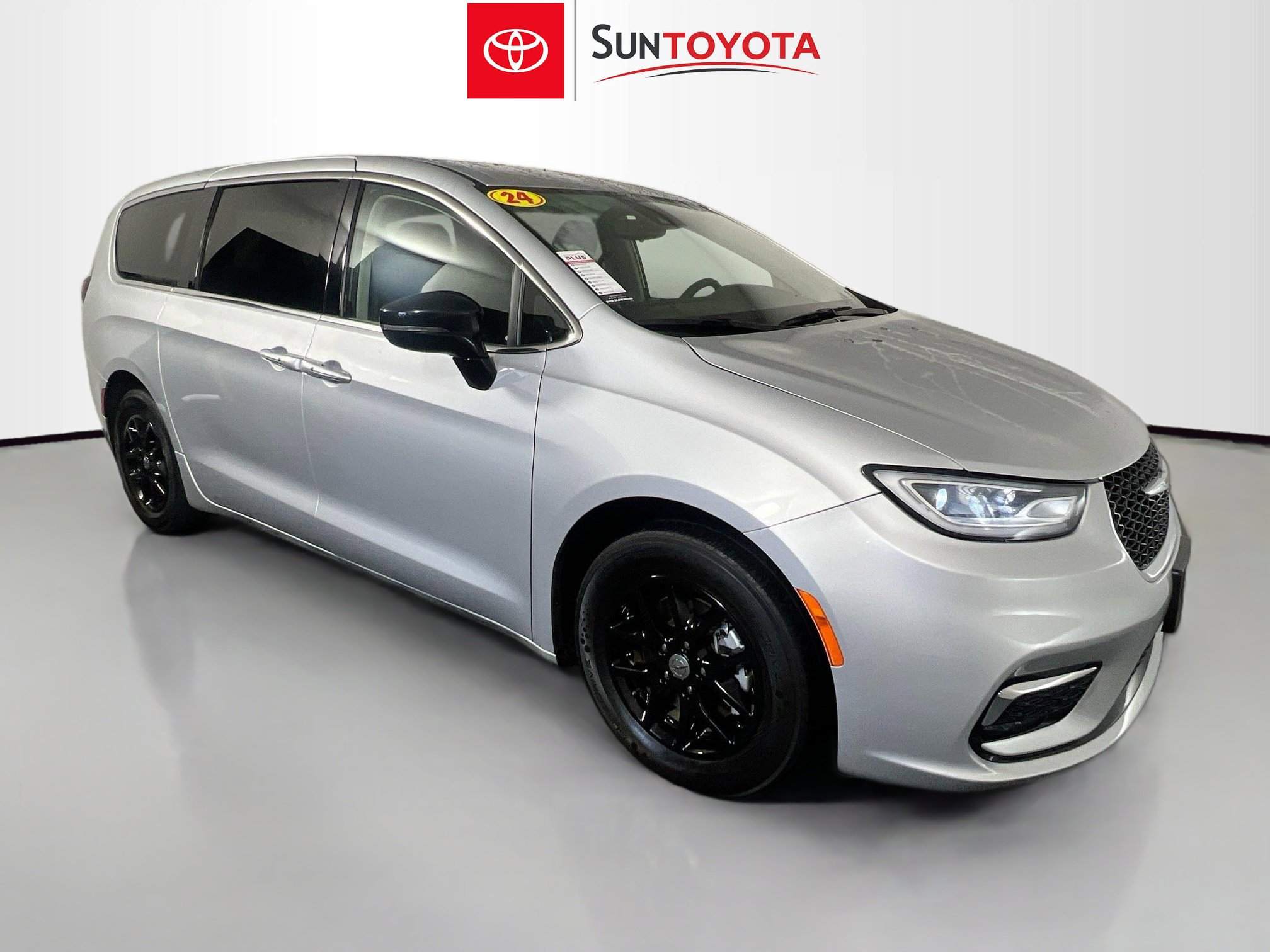 Used 2024 Chrysler Pacifica Touring-L image 1