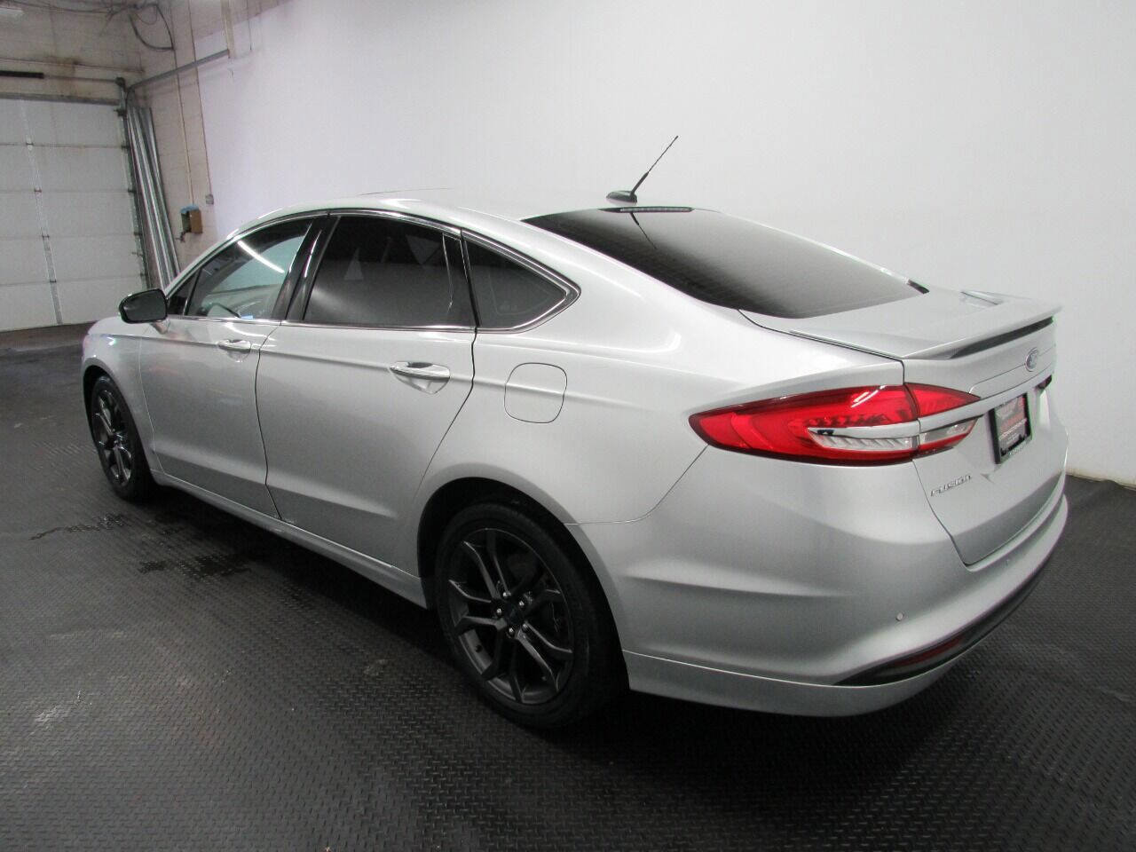 Used 2017 Ford Fusion SE w/ Fusion SE Technology Package image 5