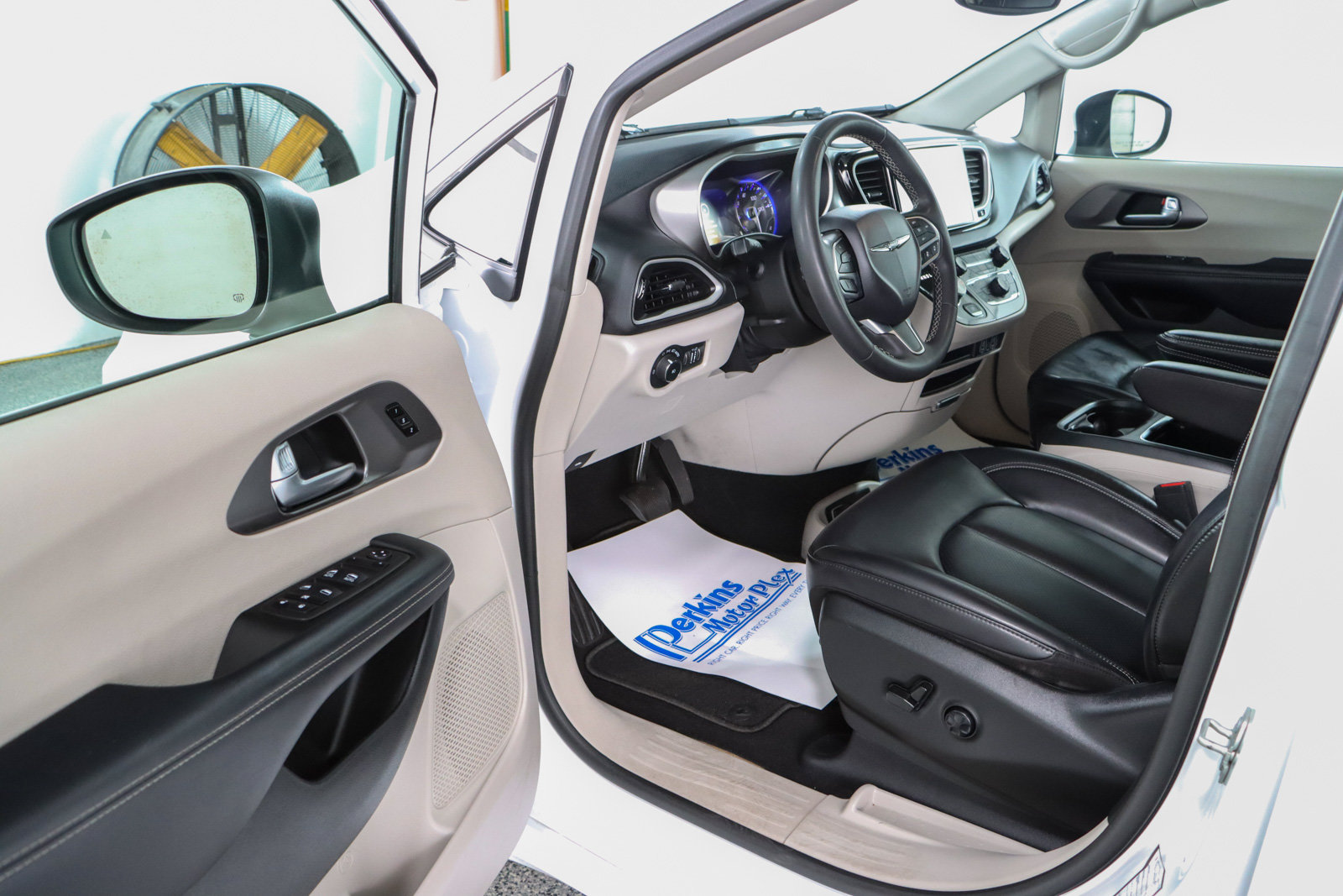 Used 2023 Chrysler Pacifica Touring-L FWD image 3
