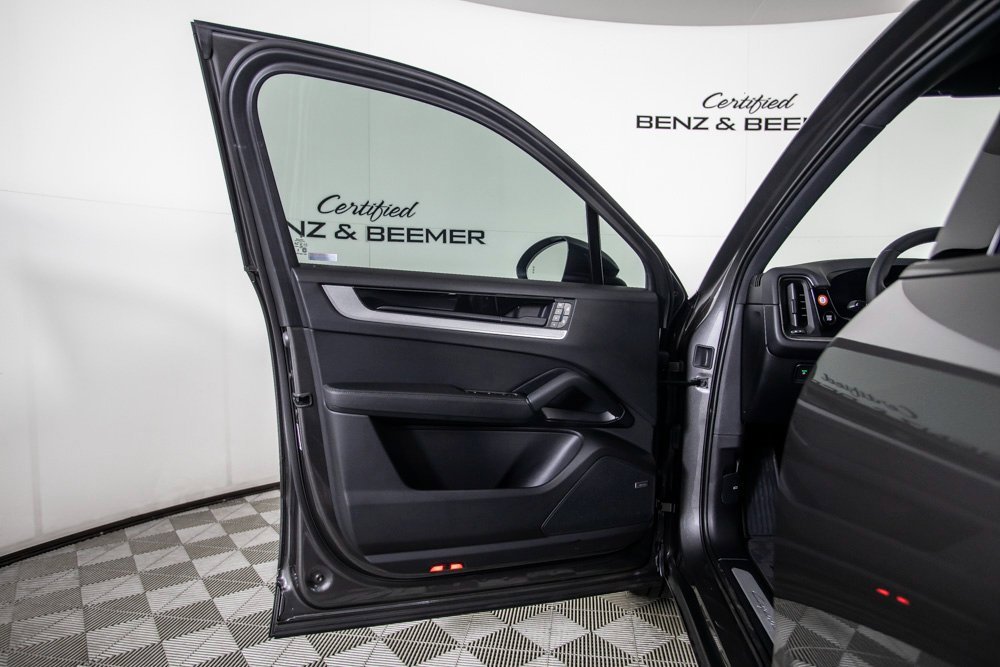 Used 2025 Porsche Cayenne image 18