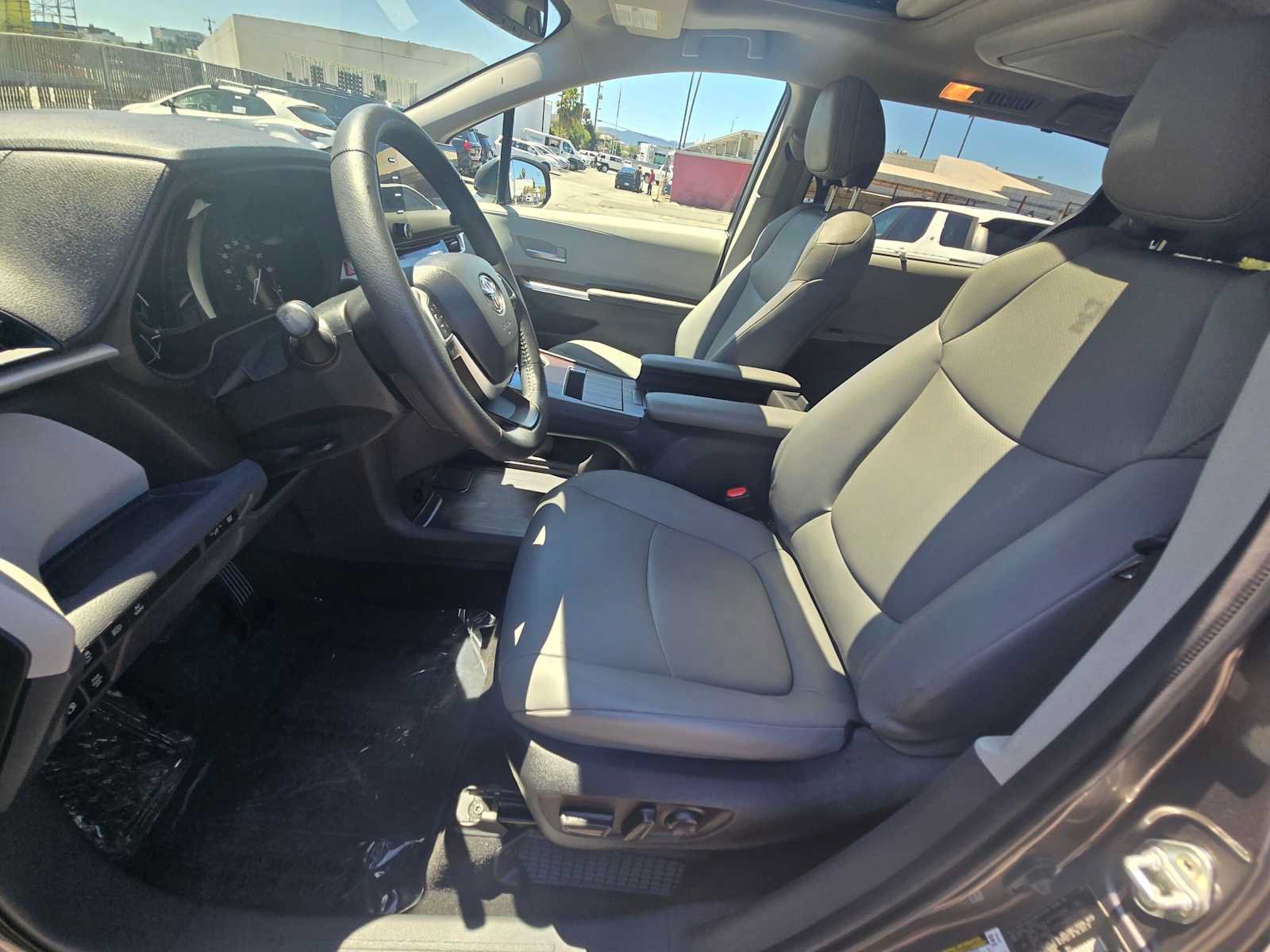 Used 2023 Toyota Sienna XLE w/ XLE Plus Package FWD image 23