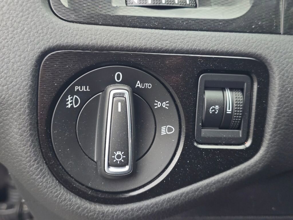 Used 2016 Volkswagen GTI SE w/ Lighting Package (SEL) FWD image 36