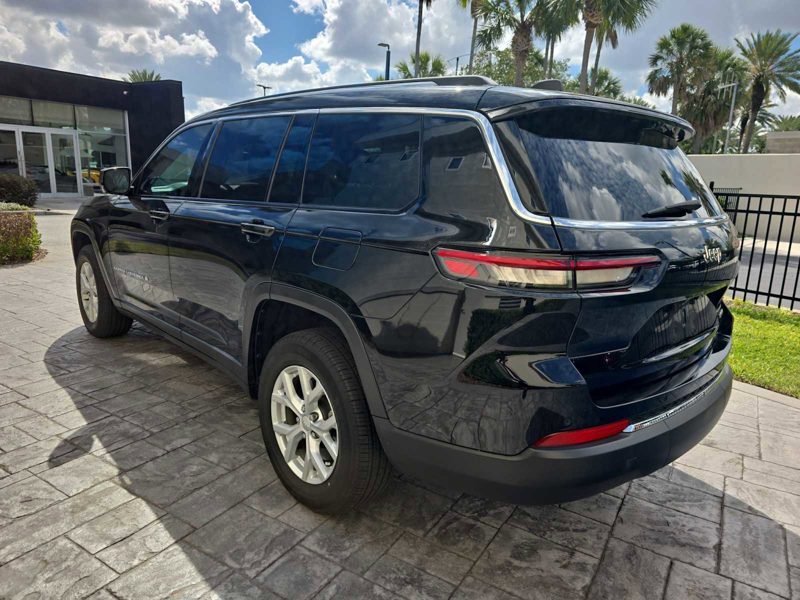 Used 2023 Jeep Grand Cherokee L Limited w/ Luxury Tech Group II RWD image 7